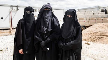 Desde la izquierda, las yihadistas españolas Yolanda Martínez, Loubna Fares y Luna Fernández, en el campo de Al Hol (Siria), en abril de 2019.