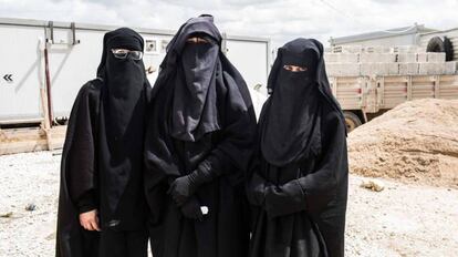 Desde la izquierda, Yolanda Martínez, Lubna Miludi y Luna Fernández, en Siria.