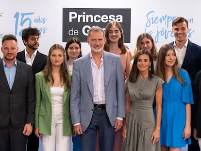 GRAFCAT6513. LLORET (GIRONA) (ESPAÑA), 10/07/2024.- La princesa Leonor (i), el Rey Felipe VI, la Reina Letizia (2d) y la Infanta Sofía (d) durante el encuentro que han mantenido con los miembros del Consejo Asesor Joven este miércoles en Lloret (Girona).EFE/ David Borrat