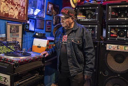 Durante la década de los noventa, Gabriel Dueñez se encargó de popularizar la cumbia en los barrios más bravos de Monterrey. Ponía estos discos en las fiestas del cerro de la colonia Independencia.