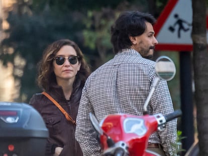 Isabel Díaz Ayuso paseaba por Madrid con su novio Alberto, el 6 de febrero de 2022.