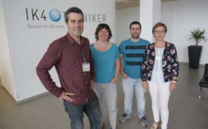 Landeta (izquierda), con miembros de su equipo en la sede de IK-Tekniker en Eibar: Maite Gonzalez, Jorge Berzosa y Elena Fernandez.