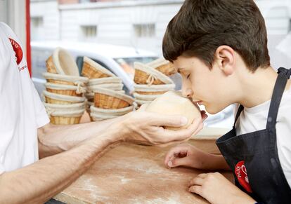 Adriano Farano da a oler una masa de pan a su hijo Lorenzo en su obrador, Pane Vivo, en París.