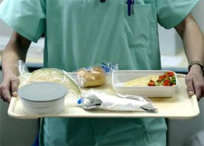 Preparación de las bandejas de comida para las anoréxicas en el hospital Gregorio Marañón.