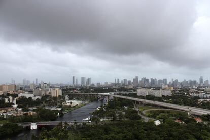 La tormenta tropical Isaac, vista desde Miami. El frente se dirige ahora al Golfo de México, donde es muy posible que vuelva a convertirse en huracán.