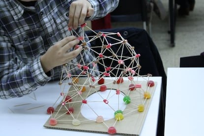 Un niño realiza uno de lo juegos de la finlandesa Arkki en un curso de arquitectura para los más pequeños.