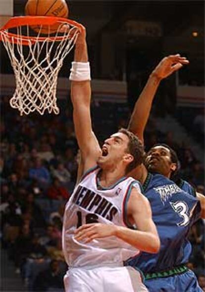 Gasol supera el marcaje del jugador de los Timberwolves Michael Olowokandi.