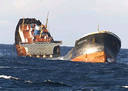 El petrolero <i>Prestige</i>, con 77.000 toneladas de fuel-oil a bordo, naufragó el 13 de noviembre a 50 km del cabo de Finisterre (Galicia). Seis días después, se ha hundido a 160 km de las islas Cíes, tras verter 4.000 toneladas al mar.