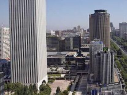 En primer plano, Torre Picasso en el paseo de la Castellana de Madrid