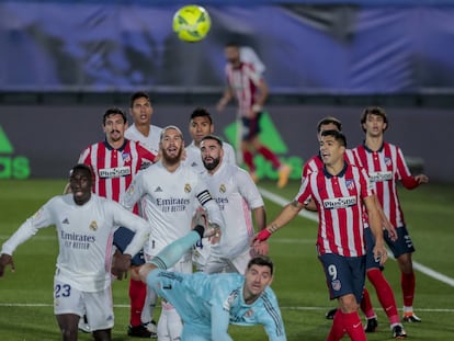 Jugadores del Real Madrid y Atlético durante el partido.