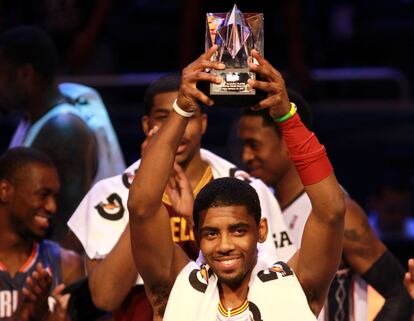 Kyrie Irving, de los Cleveland Cavaliers, alza el trofeo del 'MVP'. El base sumó 34 puntos con una asombrosa racha desde el perímetro: convirtió los ocho triples que intentó.