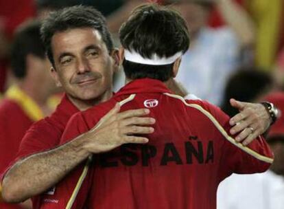Emilio Sánchez Vicario felicita a Tommy Robredo tras vencer éste al peruano Iván Miranda en Copa Davis.