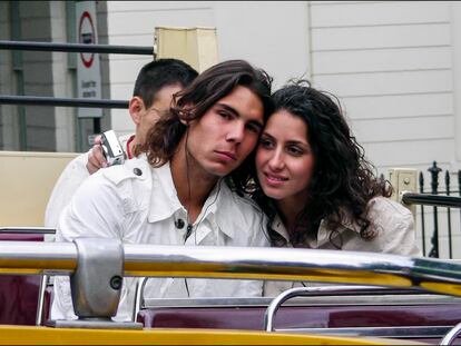 El tenista Rafa Nadal y su, por aquel entonces novia, Mery Perelló, en los inicios de su relación en 2006, en Londres. Él tenía 20 años y ella 18.