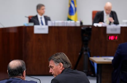 Bolsonaro charla con su abogado durante la sesión de este martes en el Tribunal Supremo. 