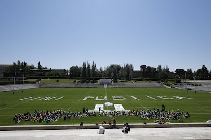 Cientos de tesis doctorales conforman las palabras Uni pública este jueves en el estadio de la Complutense