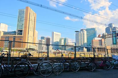 Bicis aparcadas frente al distrito Umeda, en Osaka.