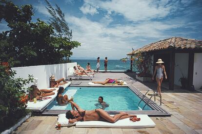 Un grupo de turistas de vacaciones en Brasil en 1983, retratados por Slim Aarons.