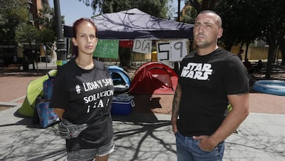 Lidia y Santi, un matrimonio con tres hijos acampado ante la Junta Municipal de Carabanchel para reclamar un hogar.