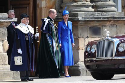 Guillermo de Inglaterra y su esposa, Kate Middleton, príncipes de Gales desde que Carlos III subiera el trono, a su salida del palacio de Holyroodhouse. A diferencia de la coronación que tuvo lugar en la abadía de Westminster de Londres, el pasado mayo, en esta ocasión no les han acompañado ninguno de sus tres hijos.