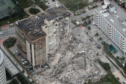 Vista general del edificio colapsado. Unas 35 personas fueron rescatadas del edificio y dos fueron rescatadas de los escombros, informó en una rueda de prensa Ray Jadallah, jefe del Cuerpo de Bomberos de Miami-Dade.