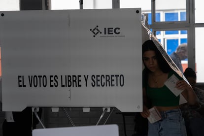 Coahuila llega a la cita en las urnas en un final de campaña tenso. Los candidatos Armando Guadiana y Ricardo Mejía llevan días denunciando actos intimidatorios y detenciones arbitrarias de sus militantes por parte de la policía estatal, que depende del Gobierno priista de Miguel Ángel Riquelme. En la imagen, una mujer sale de una casilla después de marcar su voto en una boleta electoral, en la ciudad de Saltillo.