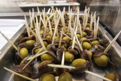 Pinchos de aceitunas con anchoas, en Bodegas Casas.