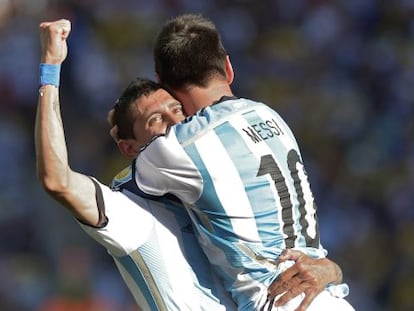 Messi abraza a Di Mar&iacute;a tras su gol.