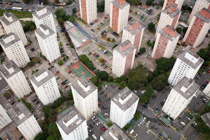 "O condomínio faz com que as pessoas só andem de carro, reforçando uma característica já cruel das cidades brasileiras que é um modelo de deslocamento voltado para o transporte individual e não coletivo". Foto na Zona Norte, SP.