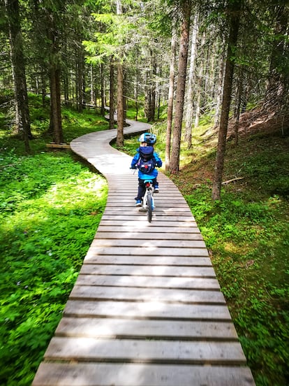 Un niño en bici por un bosque en Trysil.