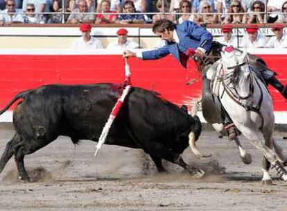 Pablo Hermoso de Mendoza pone una banderilla al primer toro de la tarde de ayer.