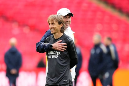 Carlo Ancelotti y Luka Modric, en el último entrenamiento antes de la final de la Champions de 2024 en Wembley.