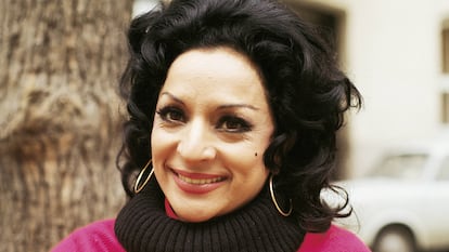 Lola Flores, sonriente en un retrato.
