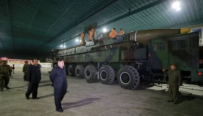 Imagem sem data do líder norte-coreano Kim Jong-un inspecionando o míssil Hwasong-14. Vídeo: lançamento do míssil, nesta terça-feira