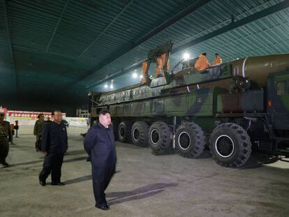 Imagem sem data do líder norte-coreano Kim Jong-un inspecionando o míssil Hwasong-14. Vídeo: lançamento do míssil, nesta terça-feira