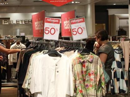 Consumidores en un centro comercial.