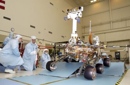 El Opportunity en el taller del Jet Propulsion Laboratoy (California) antes del lanzamiento al espacio, con miembros del equipo.  NASA/JPL-Caltech