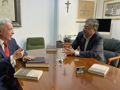 El expresidente Álvaro Uribe conversa con el presidente electo, Gustavo Petro, este miércoles en Bogotá.