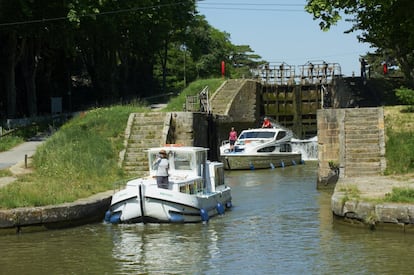 Es una obra de ingeniería impresionante y, al mismo tiempo, un refugio ideal para quien quiera sustraerse al trajín cotidiano. El <a href="https://es.france.fr/es" target="_blank">Canal Du Midi</a> serpentea a lo largo de más de 240 kilómetros por el sur de Francia y conecta el Mediterráneo con el Atlántico. Navegar por él es una experiencia que no se olvida: pasar parsimoniosamente por los viñedos de la región de Languedoc, imponentes fortalezas como la de Carcasona o ciudades como Toulouse, a la sombra de los bosques de ribera que flanquean el canal. Si, además, en una tibia tarde centellea en el vaso un buen tinto francés, qué más se puede pedir.