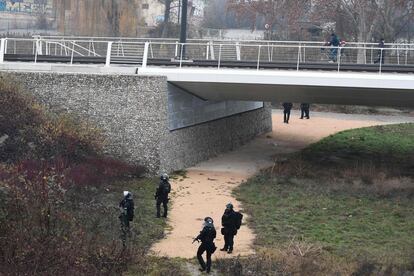 Miembros de las fuerzas especiales de la policía francesa RAID realizan búsquedas en la orilla del río Rin en Estrasburgo (Francia), para encontrar al pistolero que abrió fuego cerca de un mercado navideño la noche de ayer.