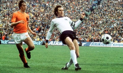 Johan Cruyff disputa el balón a Franz Bekcenbauer, durante la final de la Copa del Mundo de 1974, entre Alemania y Holanda, en Múnich (Alemania).