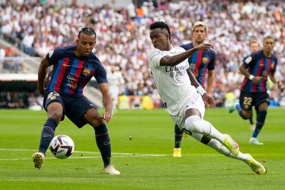 Jules Koundé (a la izquierda), en posesión del balón ante Vinicius Junior.