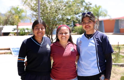 Rosa y Shanni con su profesora Brenda Jarquín Martínez (centro).