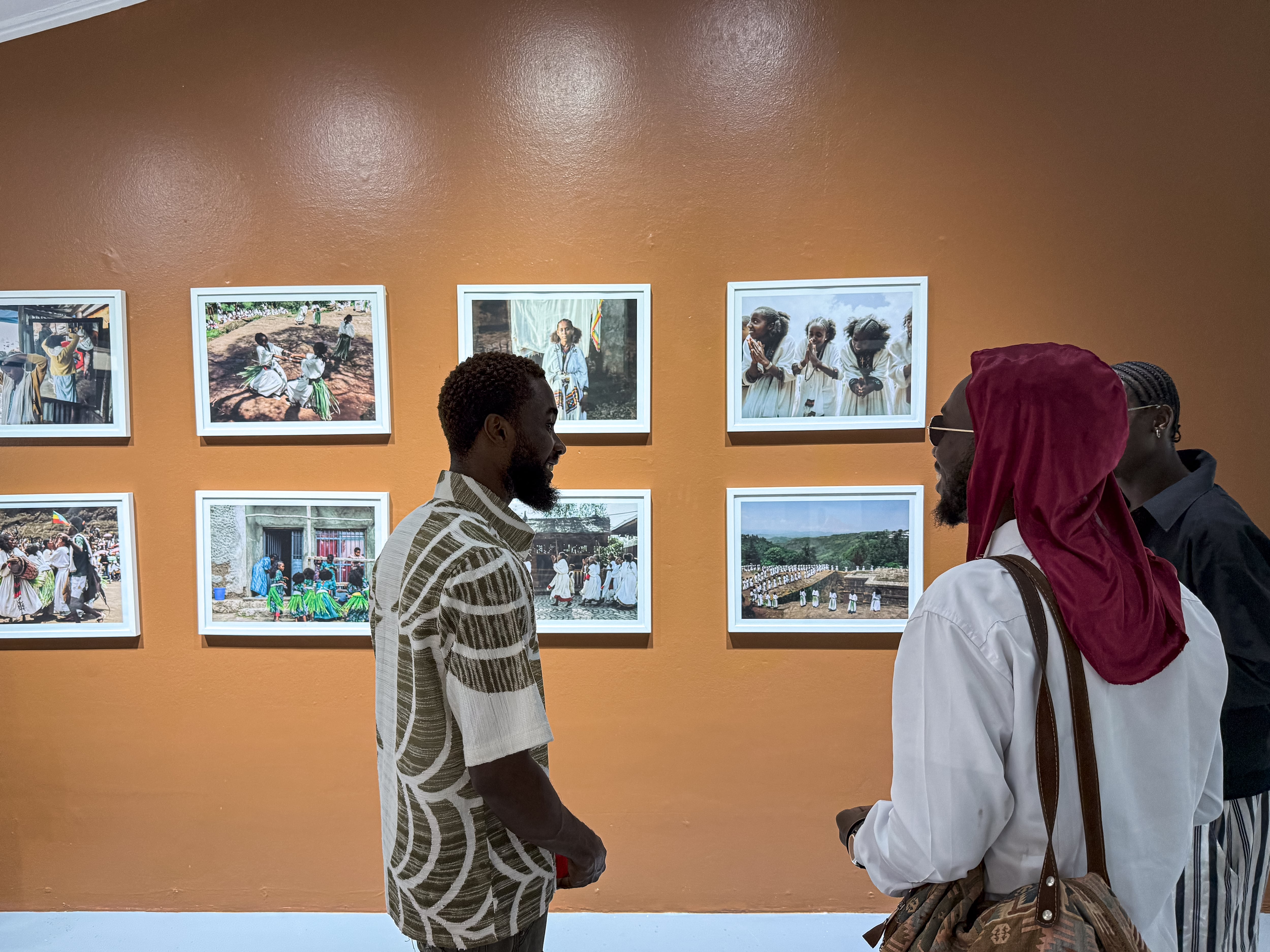 Los visitantes contemplan una exposición fotográfica en el Centro Dikan de Acra, el 29 de noviembre de 2024.
