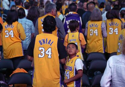 Niños con la camiseta del pívot.