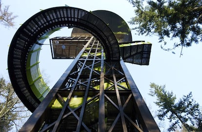 <b>FOREST TOWER, PUTTEN (HOLANDA) / JEROEN MUSCH (SEARCH). </b>A 30 metros de altura, "la cima de la torre no alberga la esperada plataforma de observación, sino un lugar que forma parte del propio bosque”. Así lo describe el estudio holandés SeARCH. ¿Y qué hay? Una plataforma redonda con tierra y árboles. Parece como si alguien hubiera elevado un trozo del suelo hasta el cielo. El camino de subida se convierte en una ginkana didáctica con miradores a diferentes alturas. Fue construido en 2009.