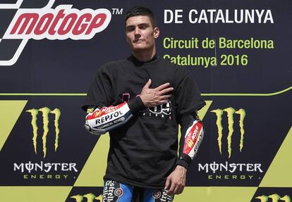 El piloto de Moto3, Jorge Navarro, rinde homenaje a Luis Salom, en el podio.