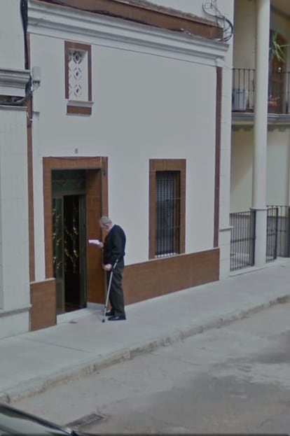 El abuelo de Alberto Gonzlez lee hace a?os una carta en la entrada de su casa, en una imagen captada por Google Maps.