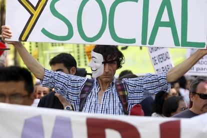 Un manifestante sostiene una pancanta duranta una de las marchas del 15M, en el centro de Madrid. 