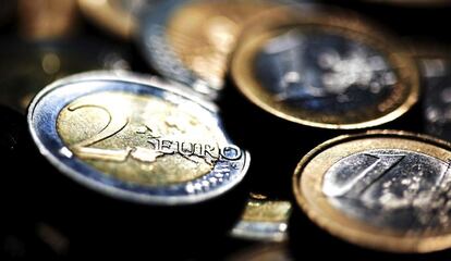 Detalle de varias monedas de euro. 