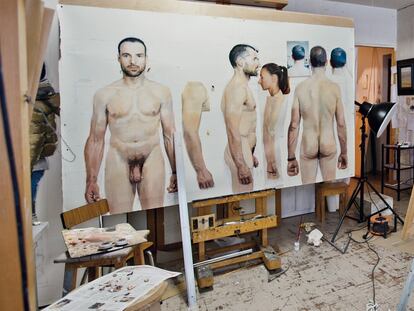 Fotografía del estudio del artista, con una obra en ejecución. Muchas veces, el creador vuelve a trabajar en obras anteriores, que deja reposar y recupera.